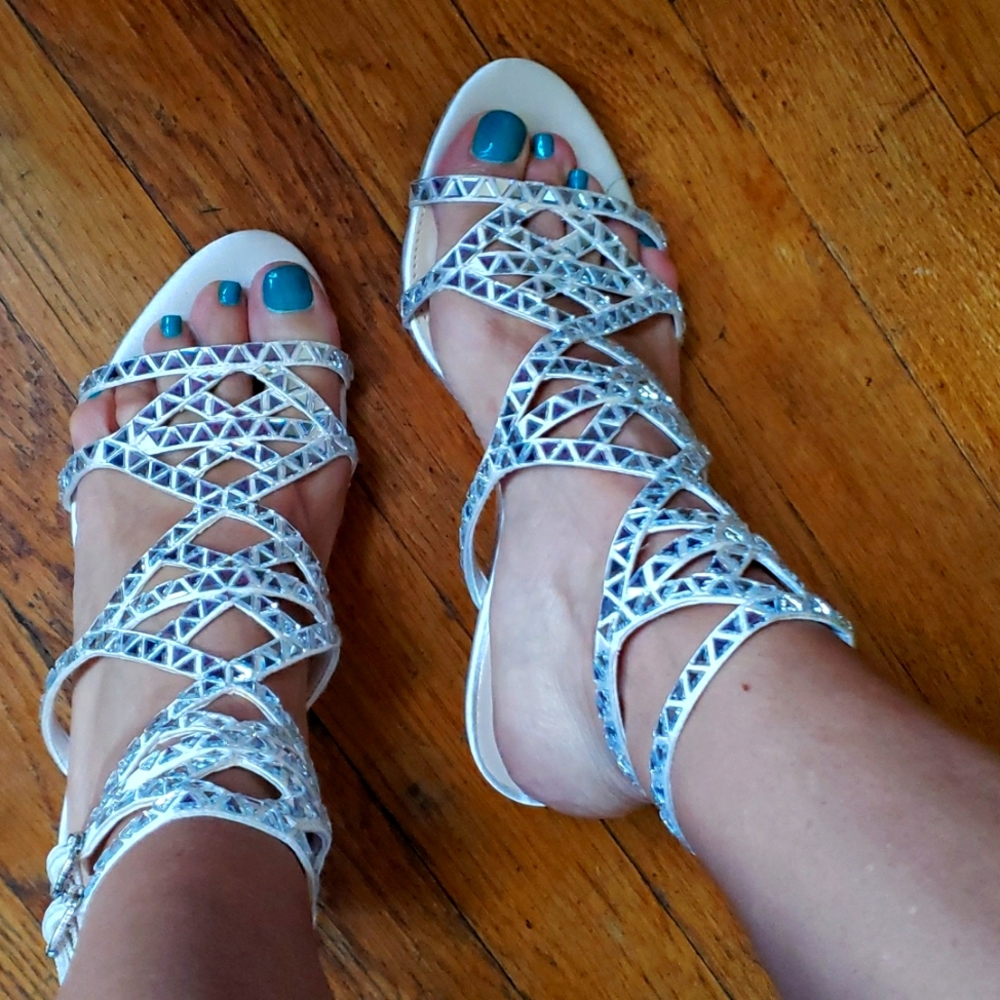 Vince Camuto short heel shiny sandlas